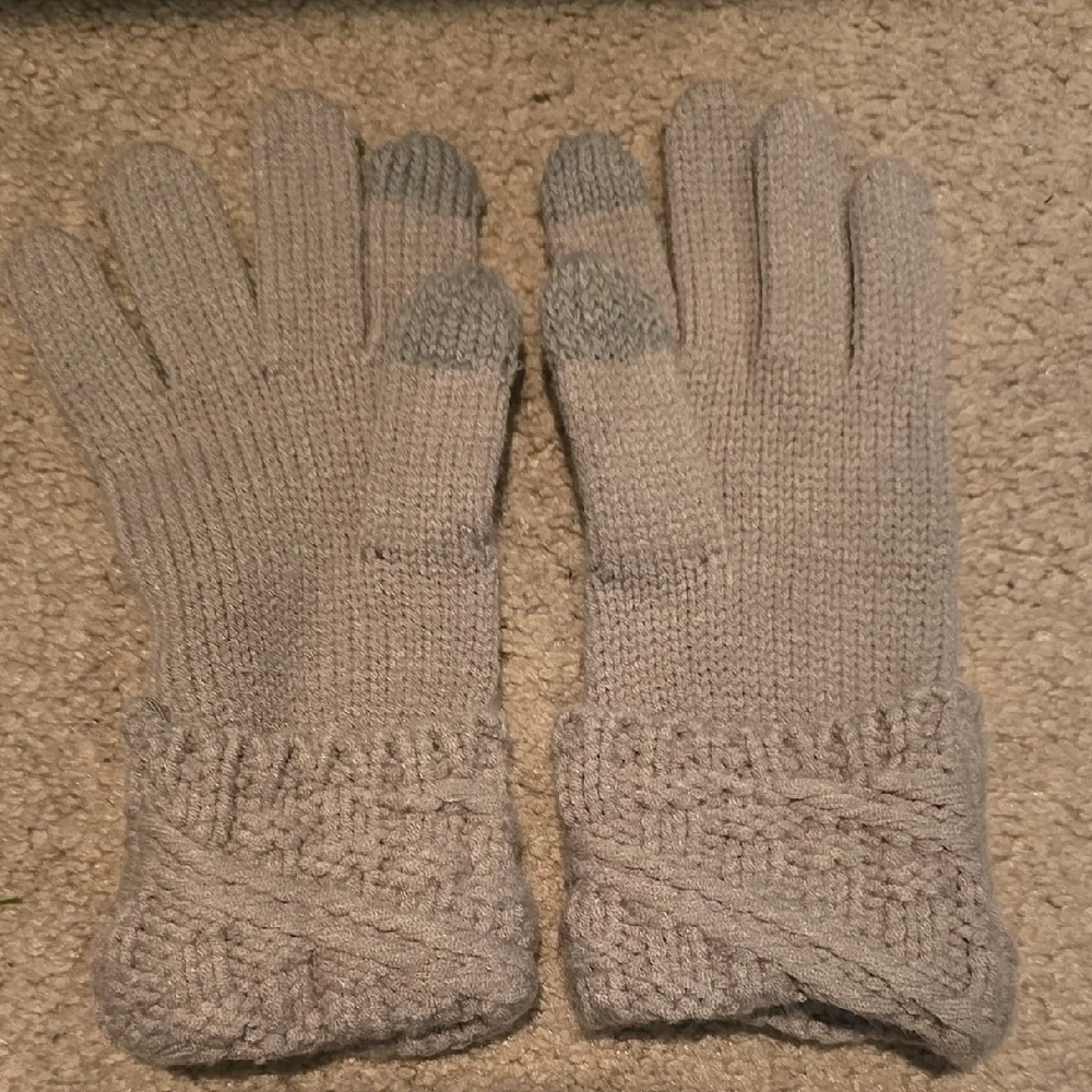 Sonoma Cozy Gray Knit Gloves
